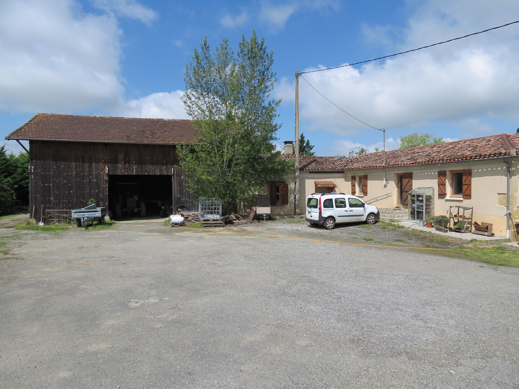 parking-ferme image de la maison et de la grange